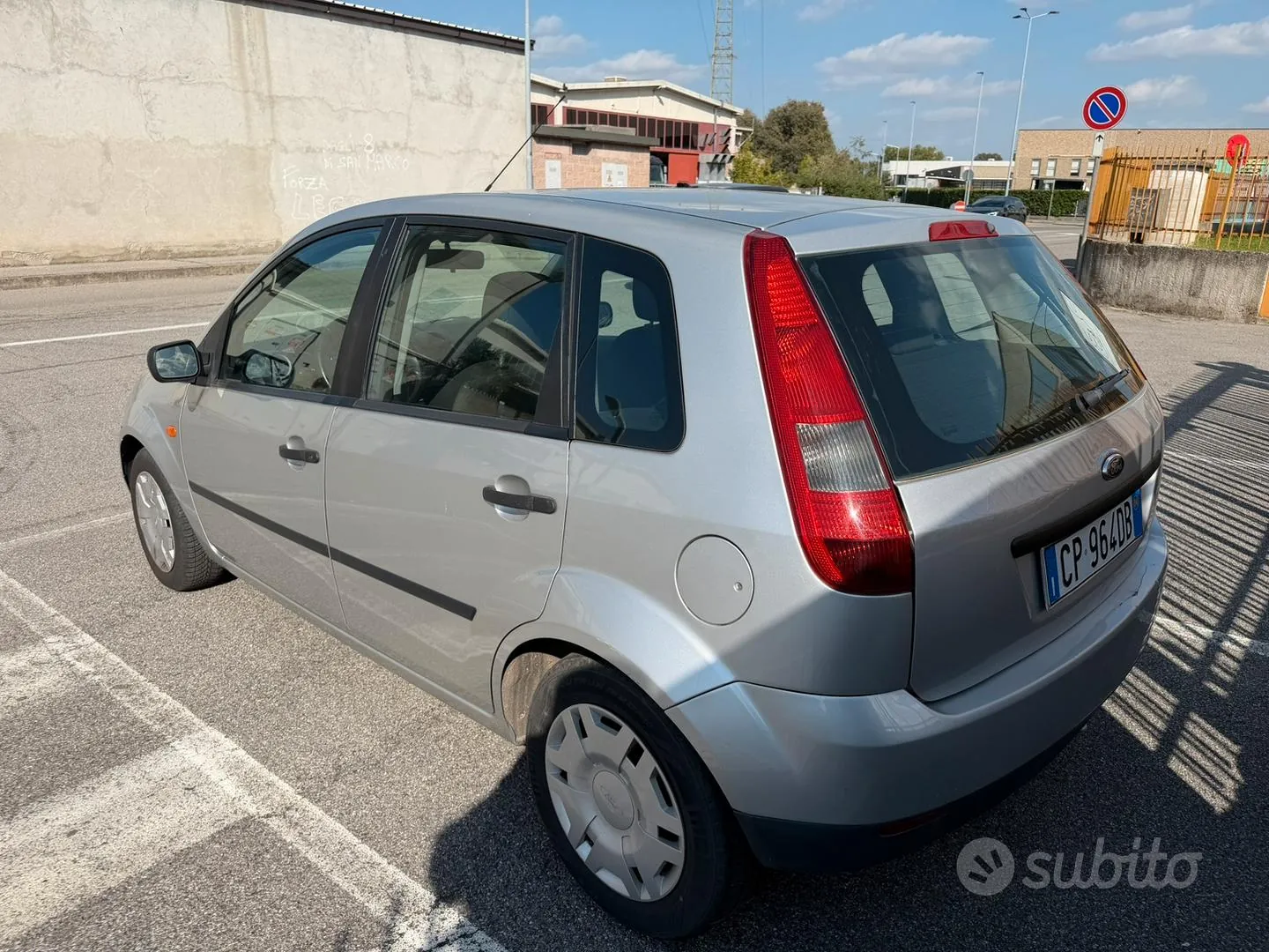 Ford Fiesta 2004 photo 2