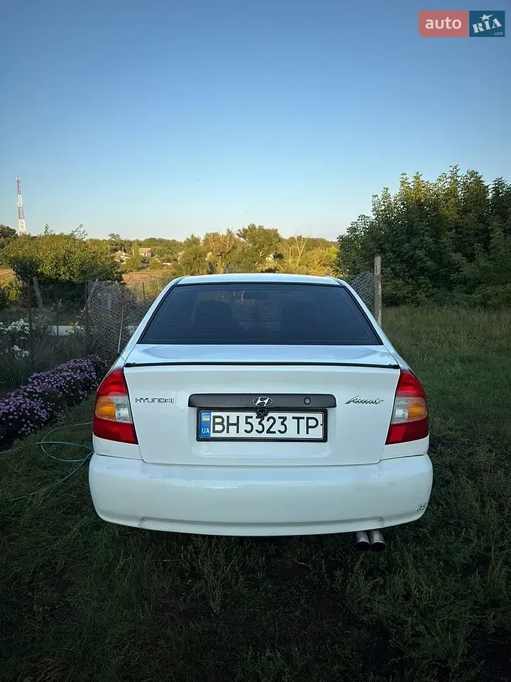 Hyundai Accent 2001 photo 4