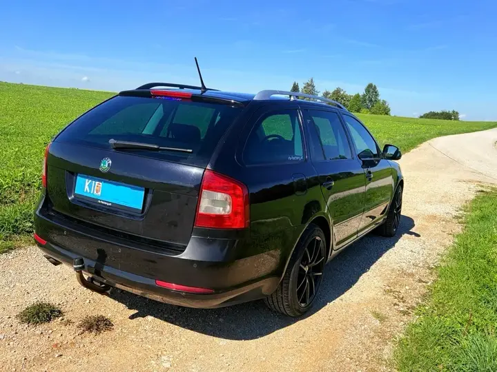 Skoda Octavia Combi 2011 photo 3