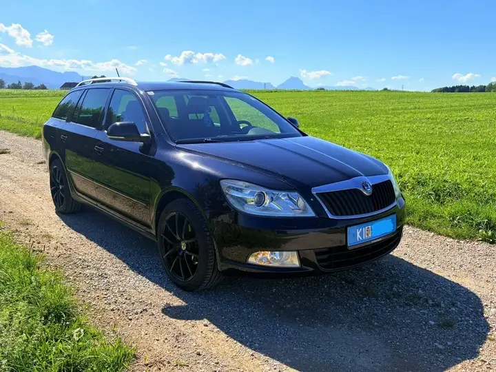 Skoda Octavia Combi 2011 photo 2