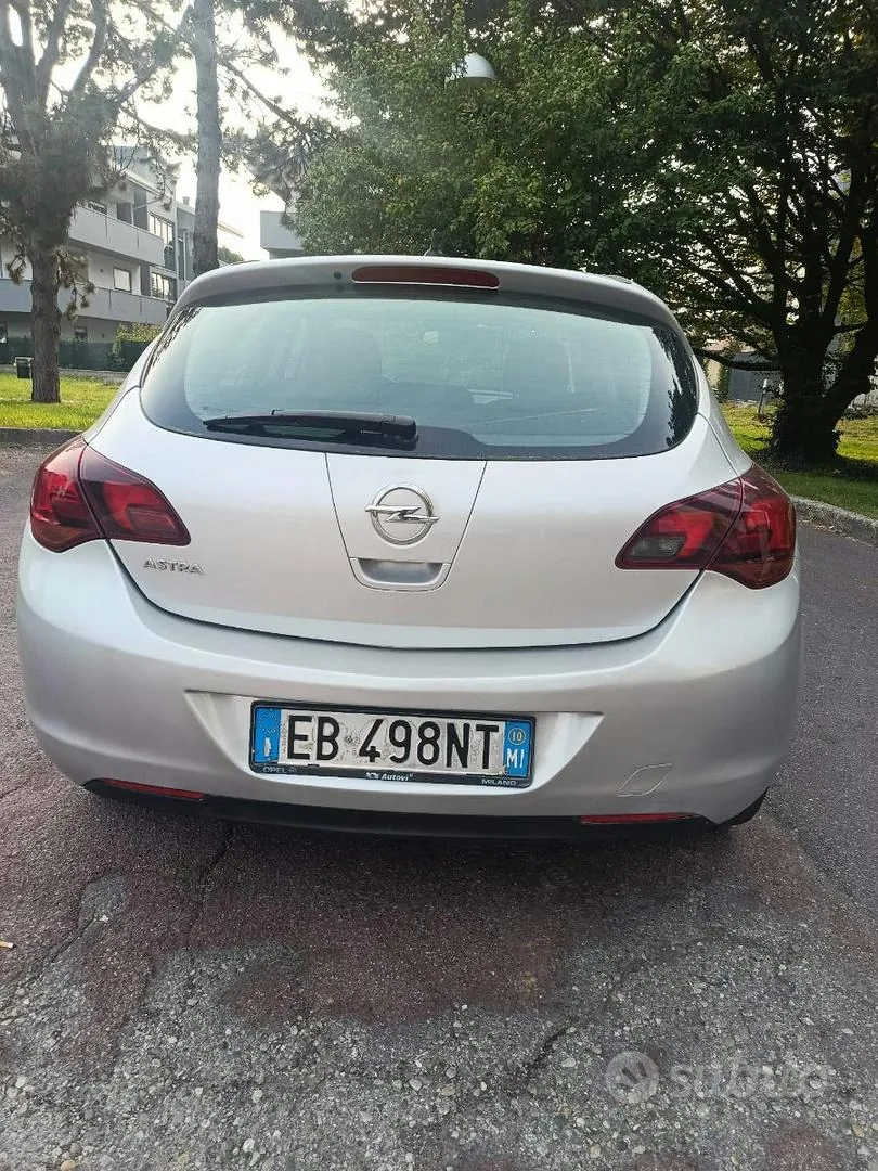 Opel Astra 2010 photo 4