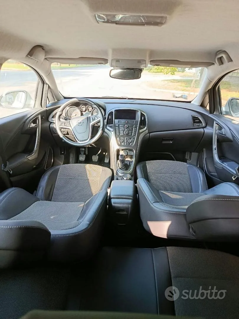Opel Astra 2010 photo 5