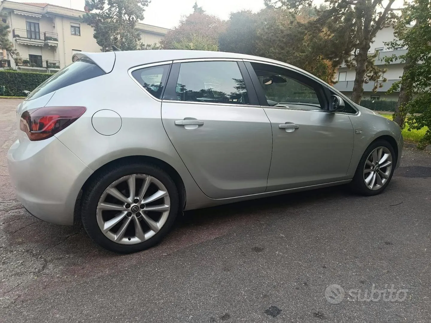 Opel Astra 2010 photo 2