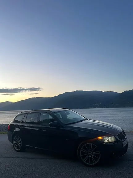 BMW 320D 2010 photo 2