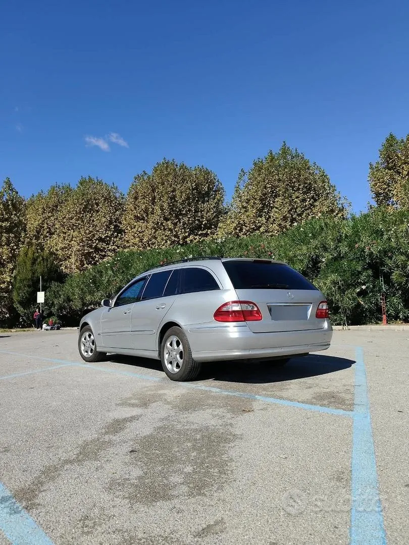 Mercedes-Benz E320 2004 photo 2