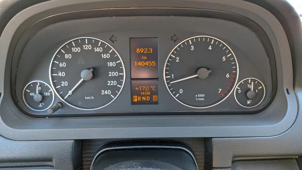 Mercedes-Benz B 180
