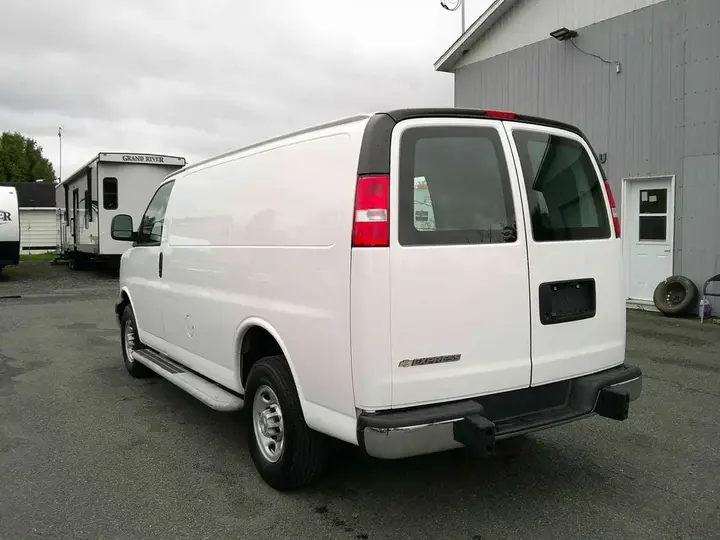 Chevrolet Express 2024 photo 3