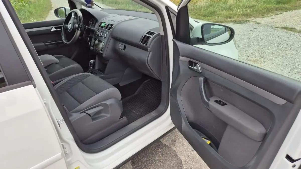 Volkswagen Touran 2012 photo 2