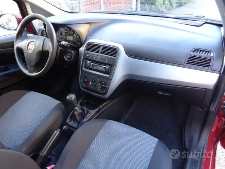 Fiat Grande Punto 2011 photo 5