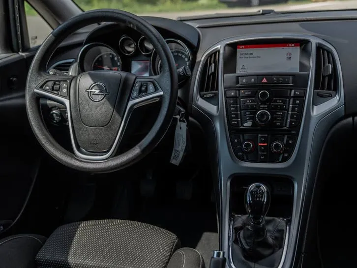 Opel Astra 2014 photo 2