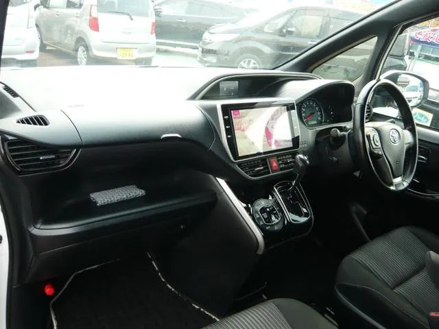 Toyota Voxy 2019 photo 3
