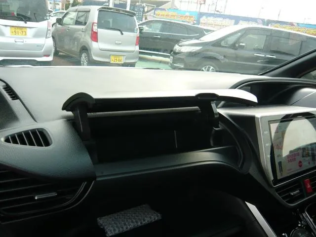 Toyota Voxy 2019 photo 4