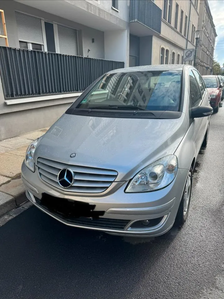 Mercedes-Benz B180