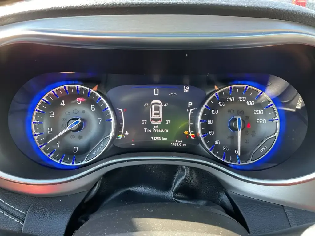 Chrysler Pacifica 2022 photo 2
