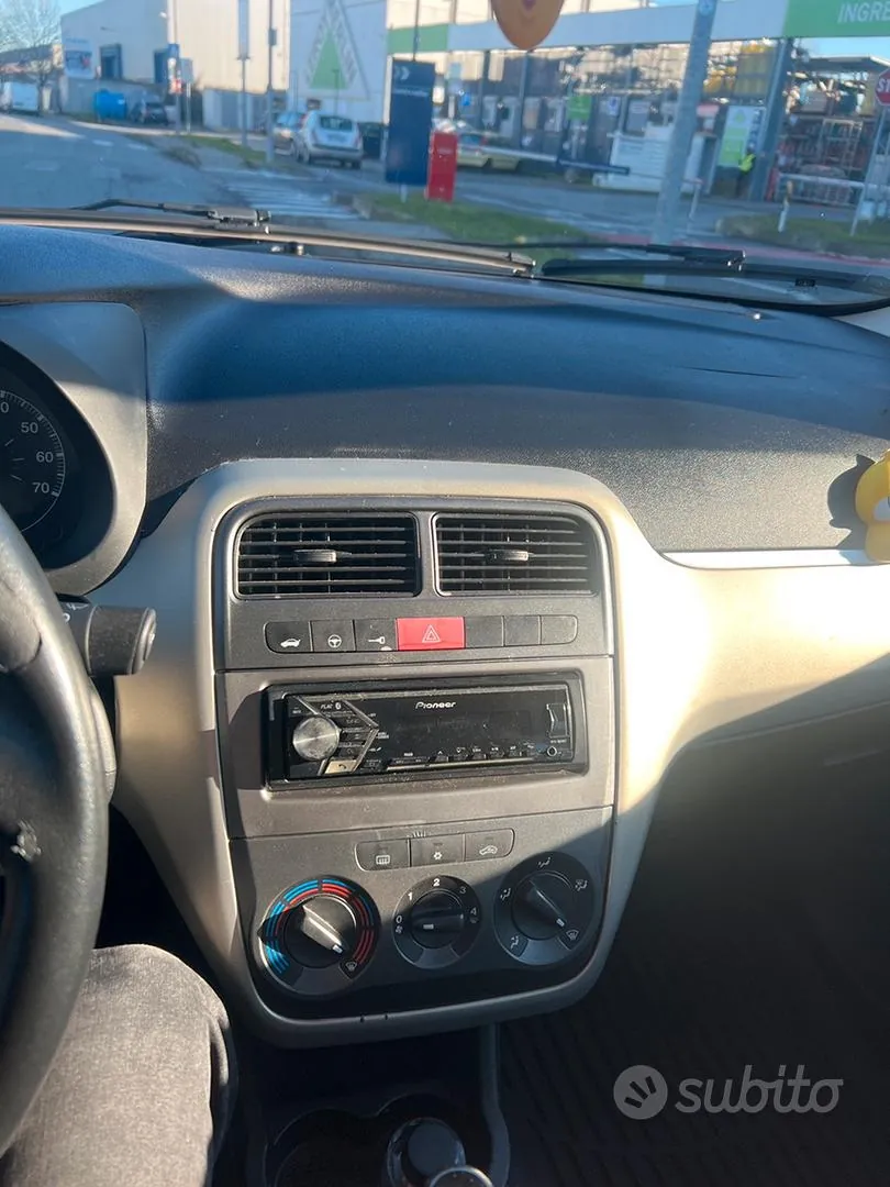 Fiat Grande Punto 2006 photo 3
