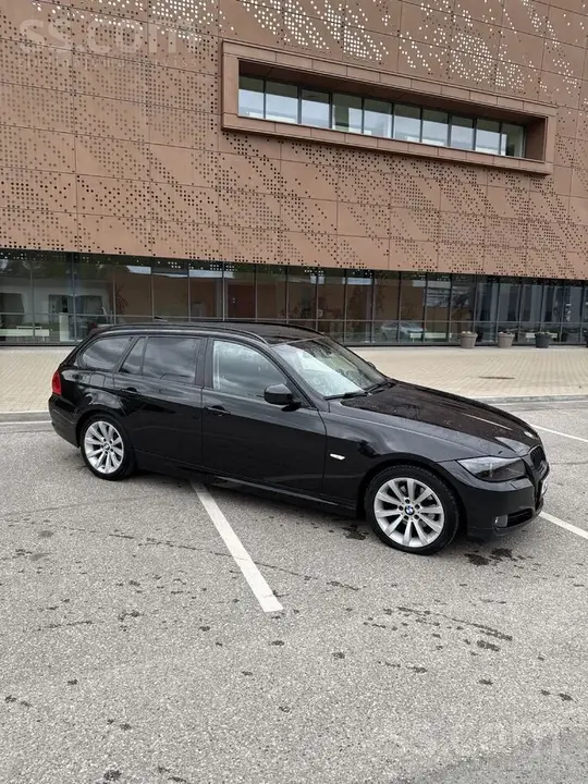 BMW 320D Touring 2010 photo 2