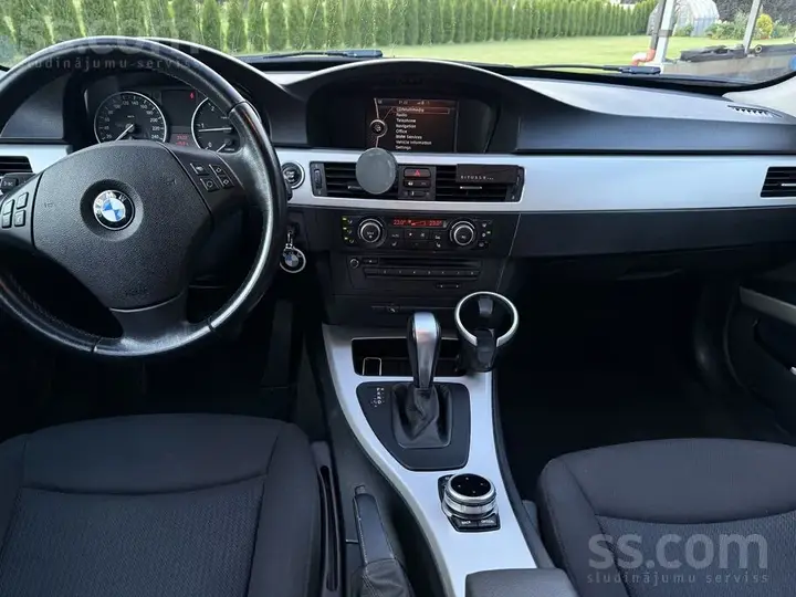 BMW 320D Touring 2010 photo 5