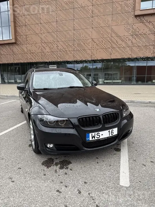 BMW 320D Touring 2010 photo 4