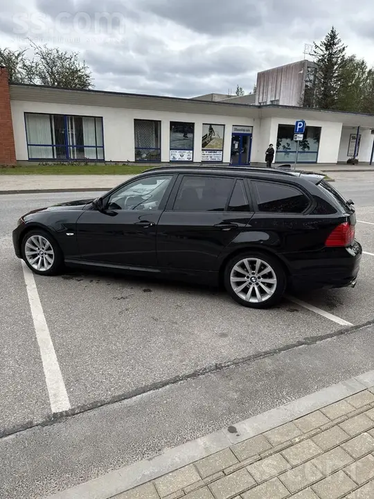 BMW 320D Touring 2010 photo 3