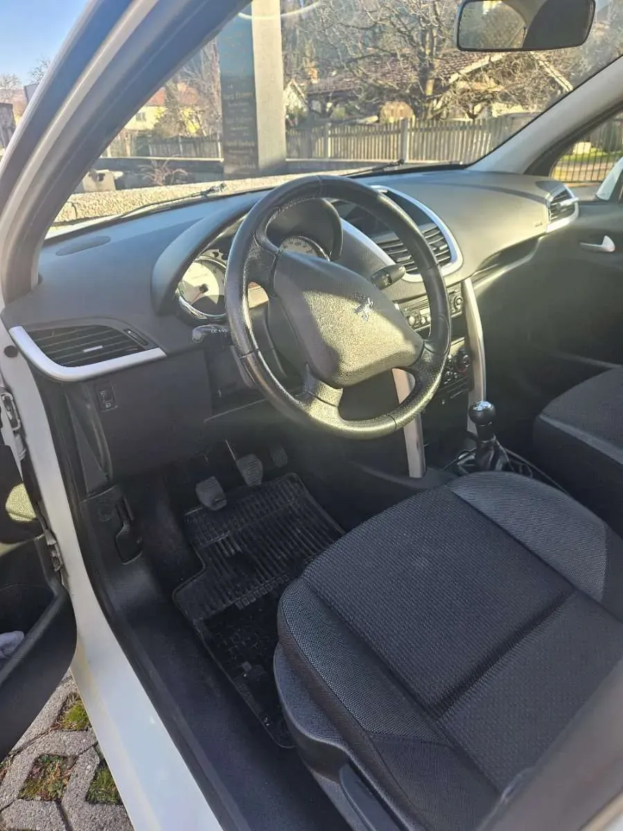 Peugeot 207 2012 photo 2