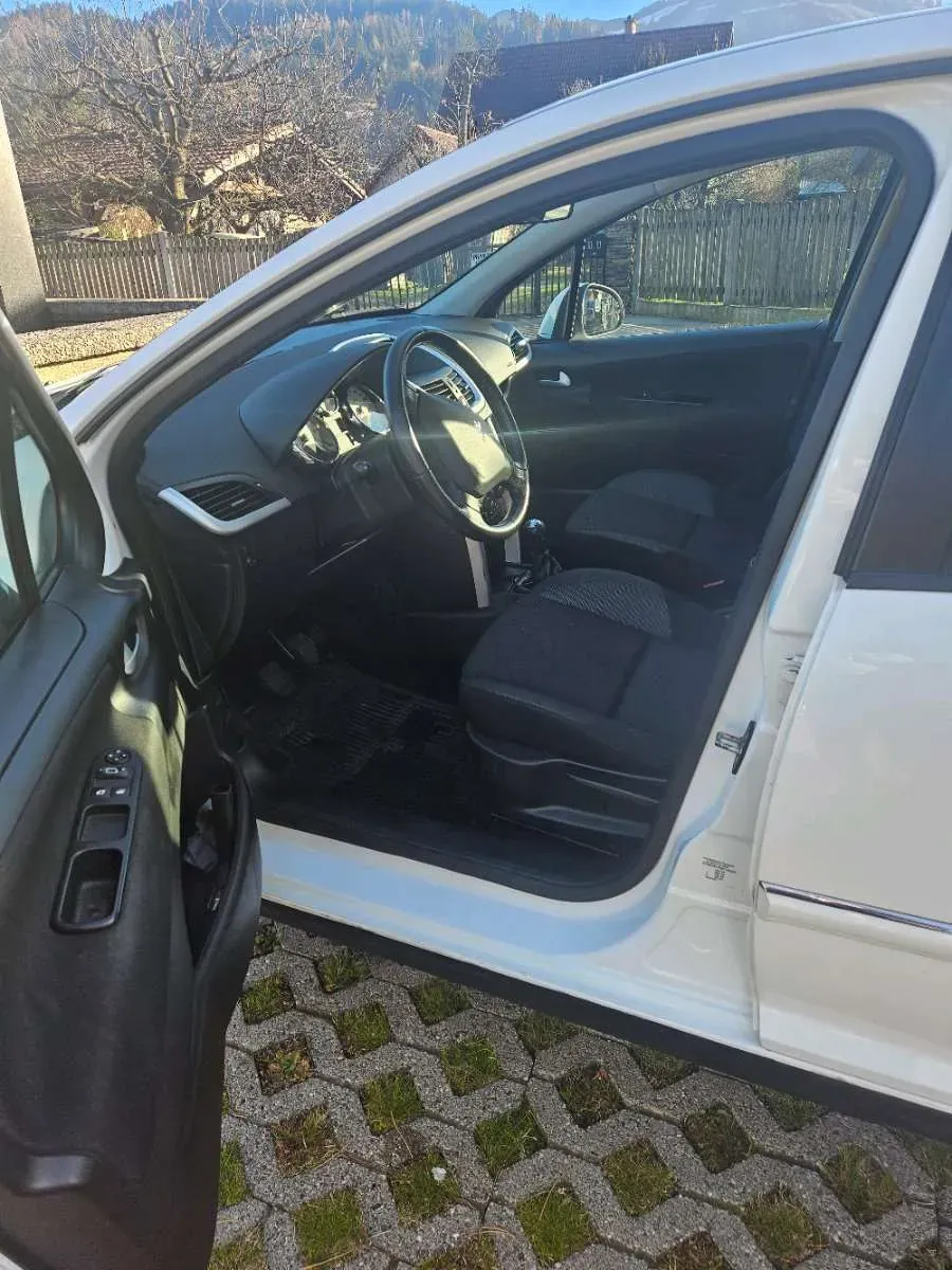 Peugeot 207 2012 photo 3