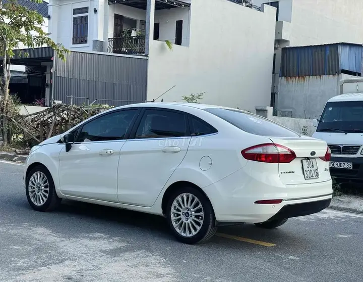 Ford Fiesta 2014 photo 2