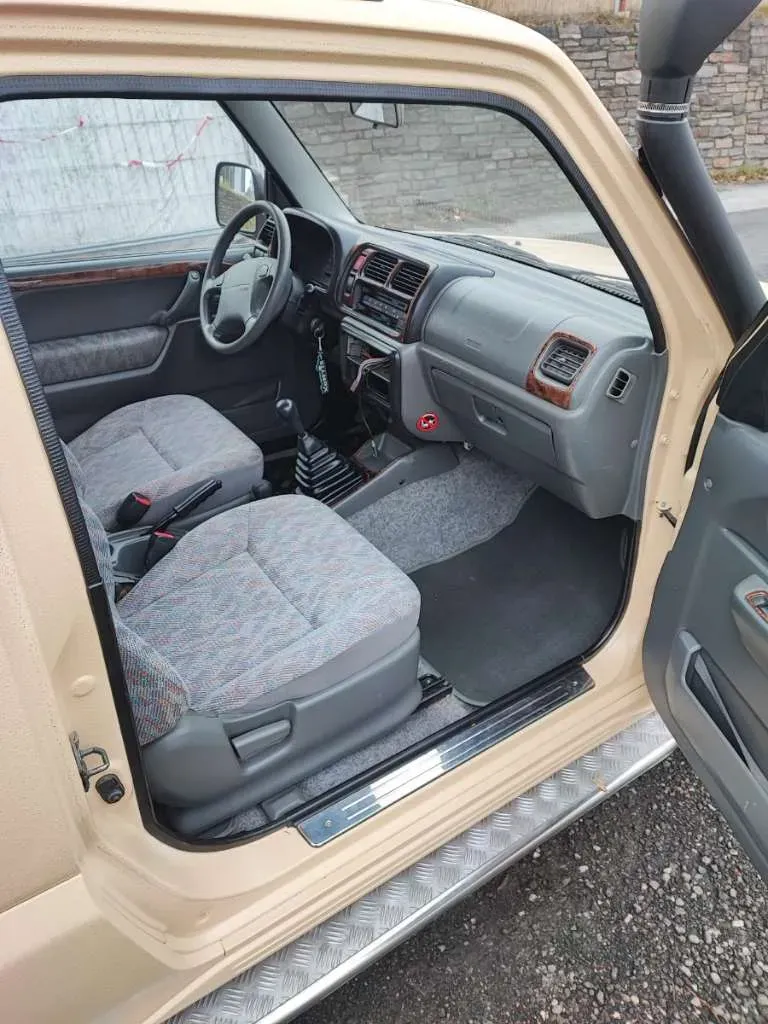 Suzuki Jimny 2000 photo 2