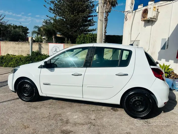 Renault Clio 2010 photo 4