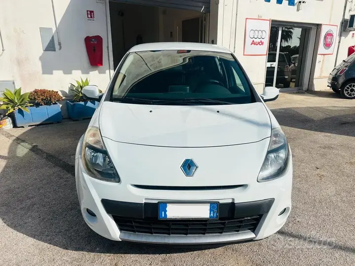 Renault Clio 2010 photo 2