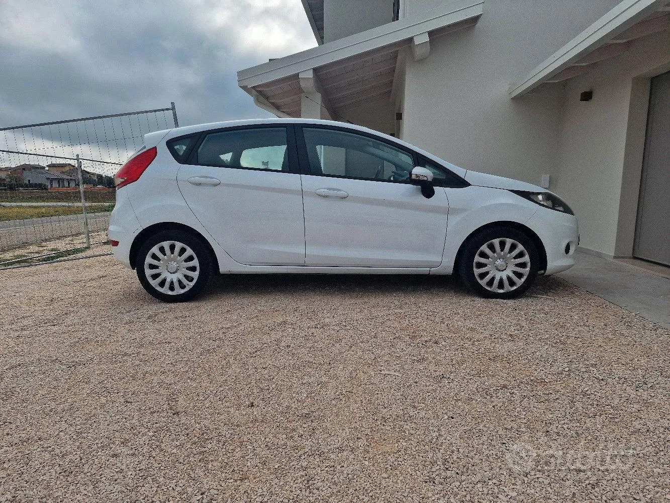 Ford Fiesta 2011 photo 2