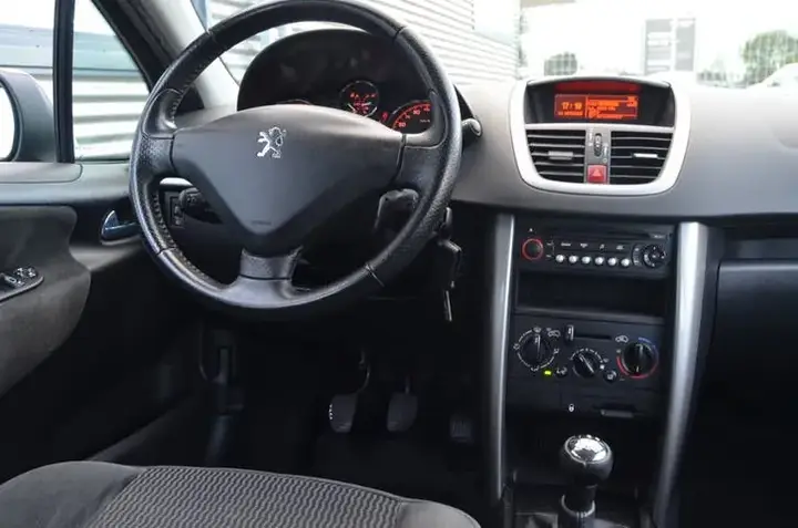 Peugeot 207 2006 photo 2