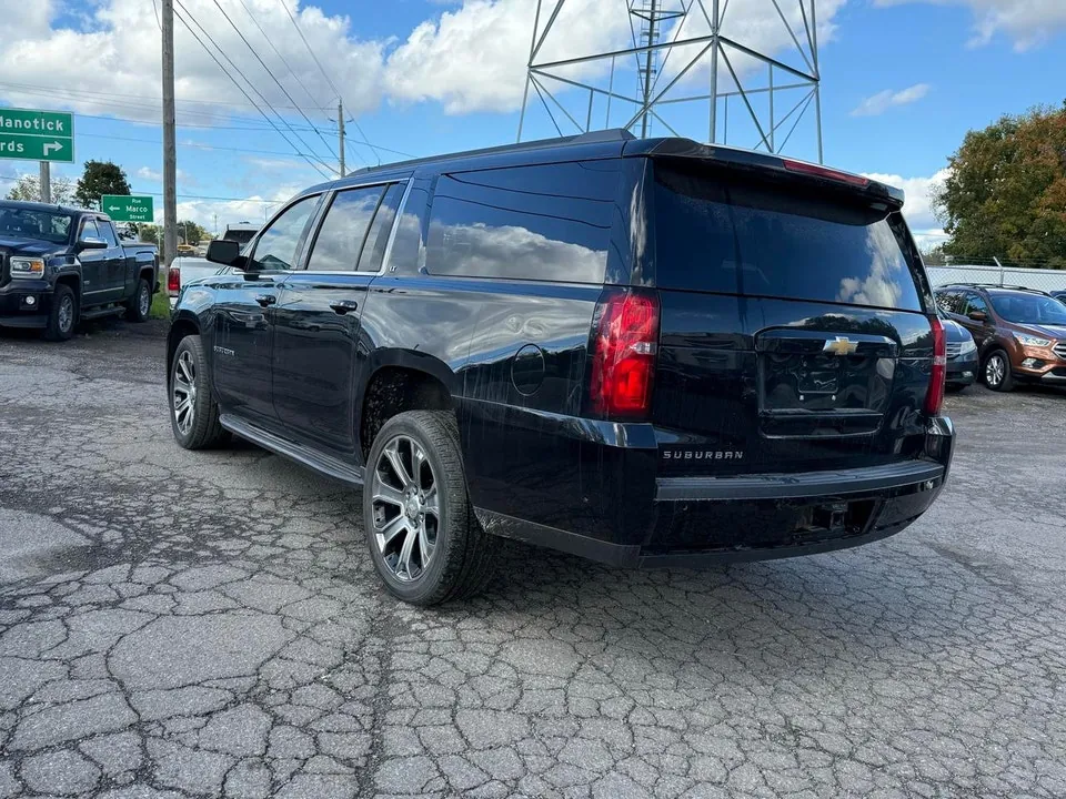 Chevrolet Suburban 2018 photo 3
