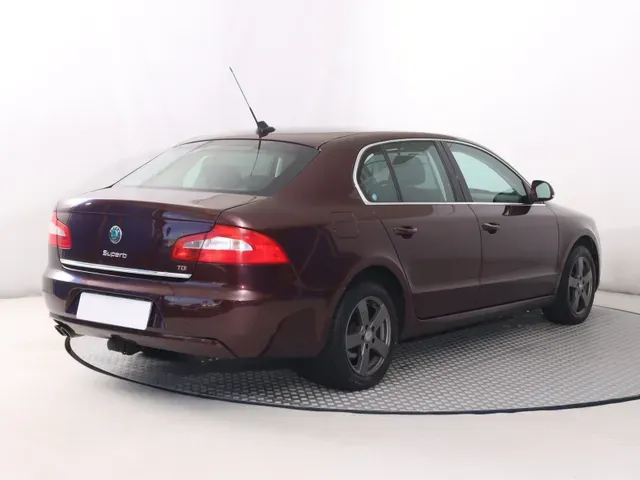 Skoda Superb 2009 photo 4
