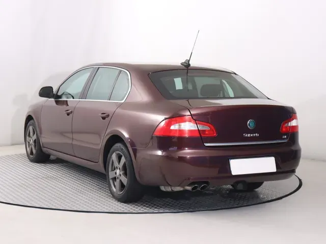 Skoda Superb 2009 photo 3