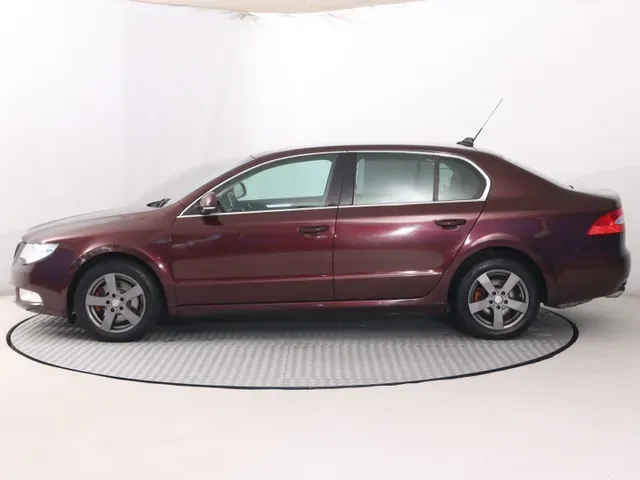 Skoda Superb 2009 photo 2