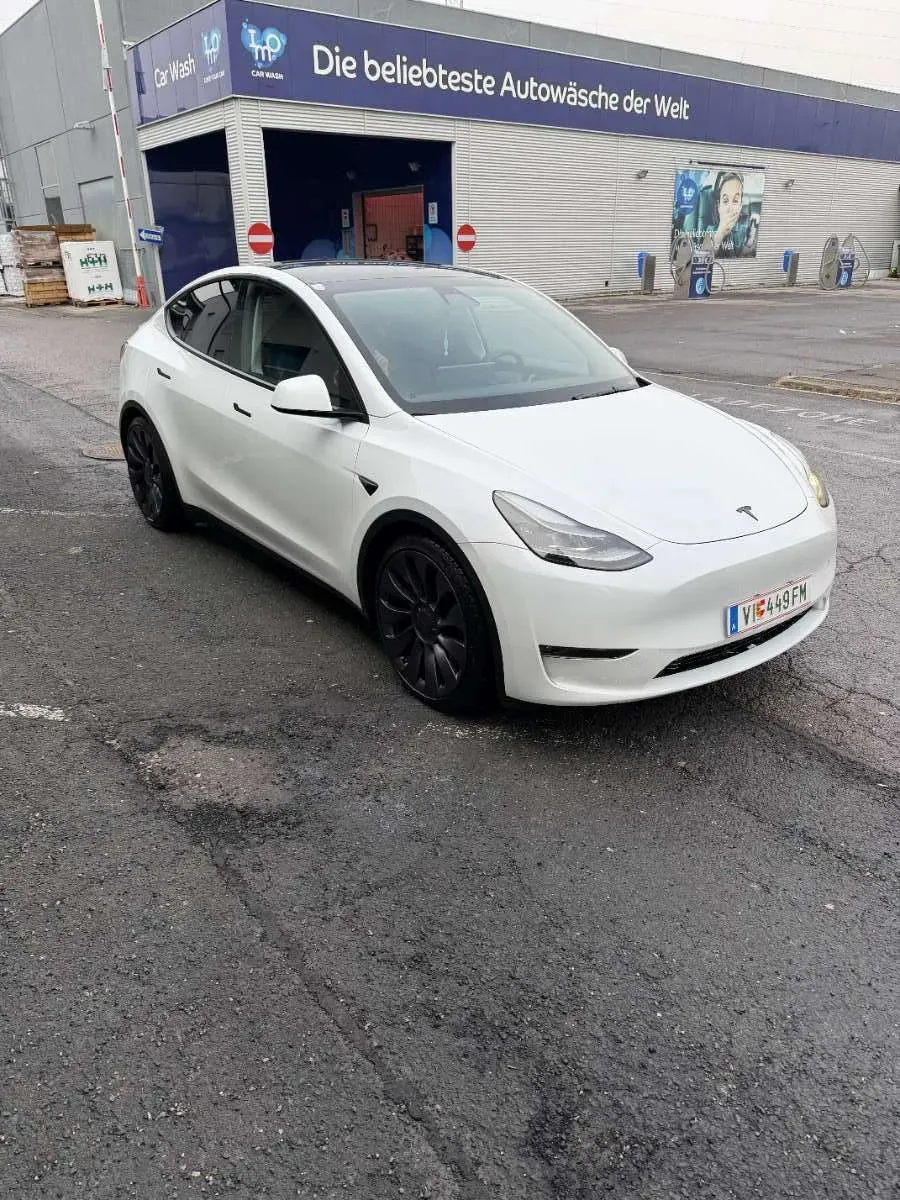 Tesla Model Y 2024 photo 2