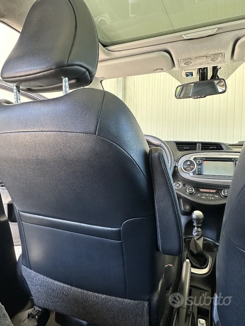 Toyota Yaris 2011 photo 2