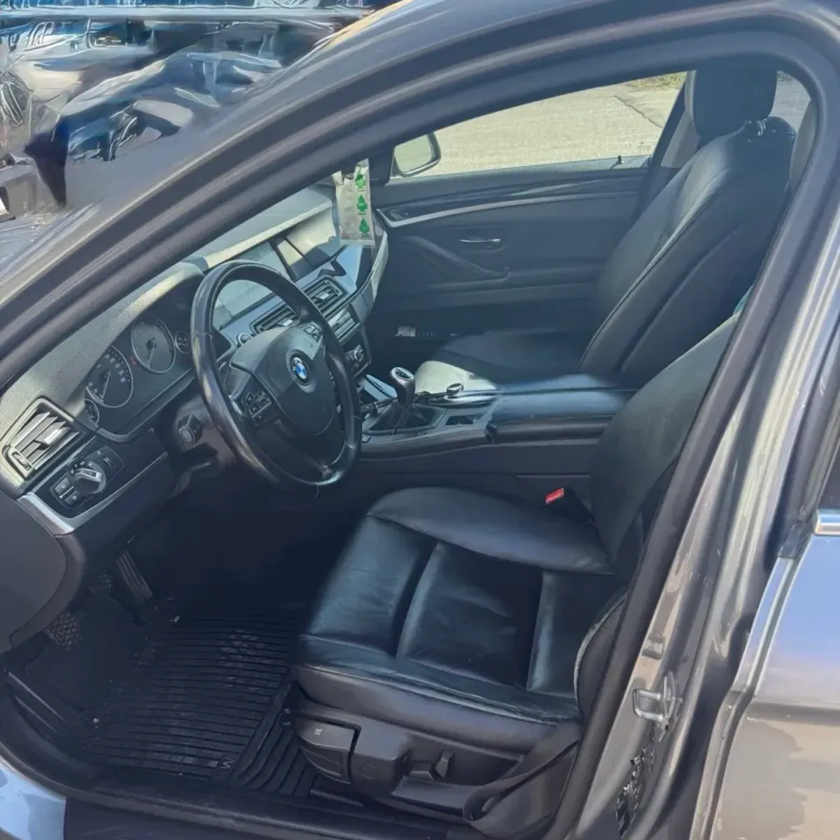 BMW 5 Series 2011 photo 2
