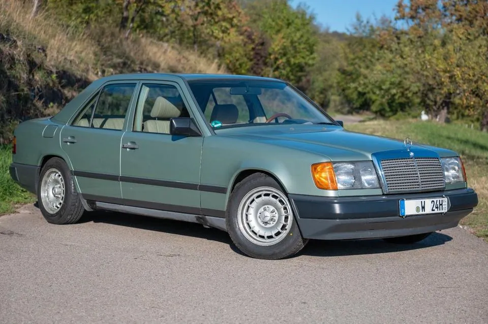 Mercedes-Benz 230E