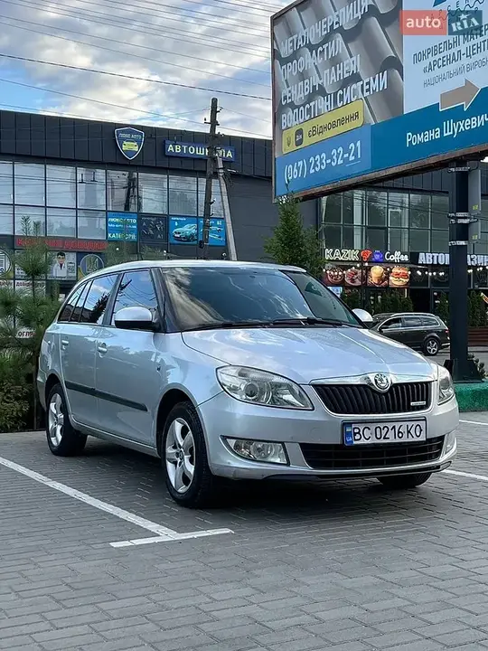 Skoda Fabia 2012 photo 3