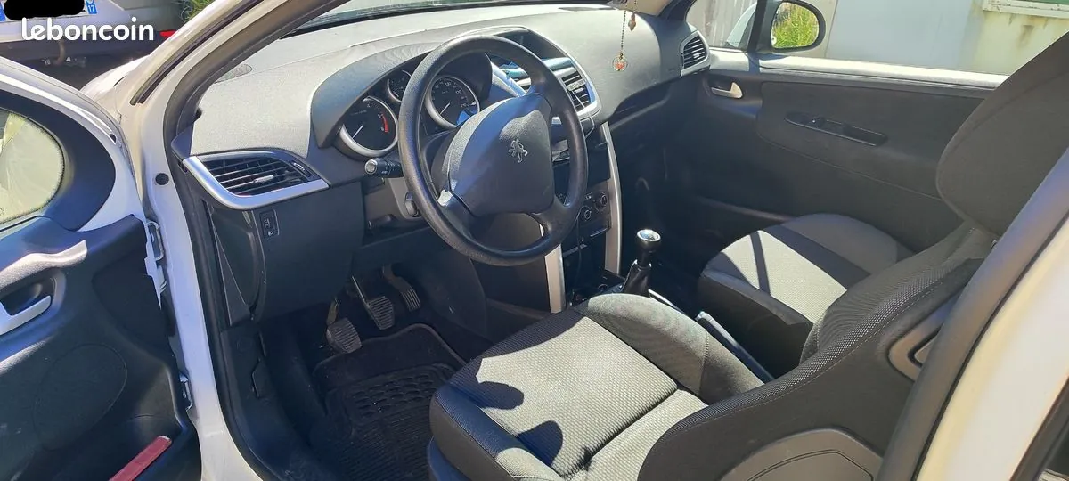 Peugeot 207 2011 photo 3