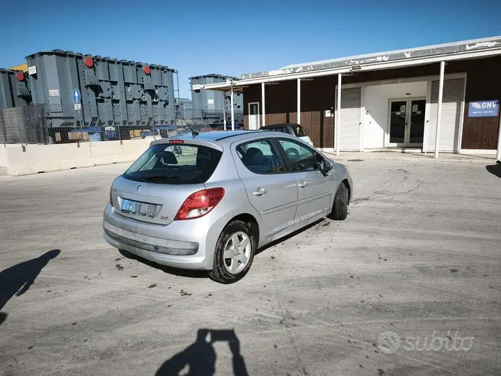 Peugeot 208 2010 photo 5