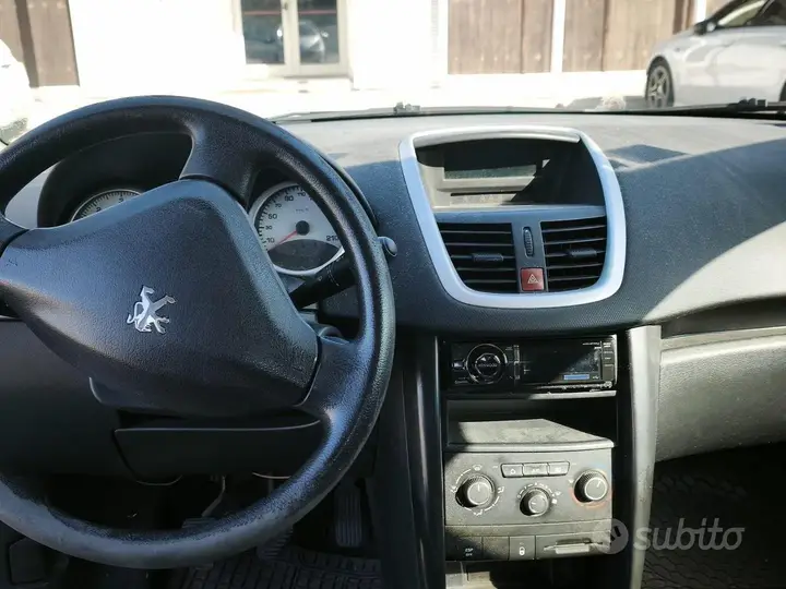 Peugeot 208 2010 photo 2