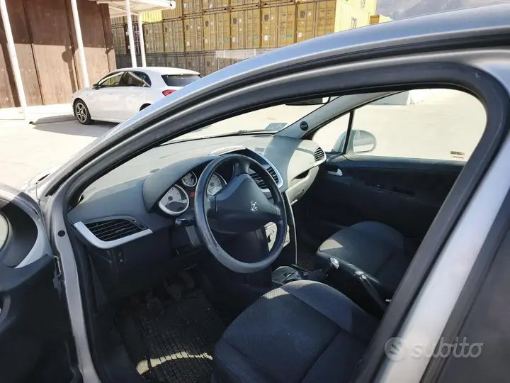 Peugeot 208 2010 photo 4