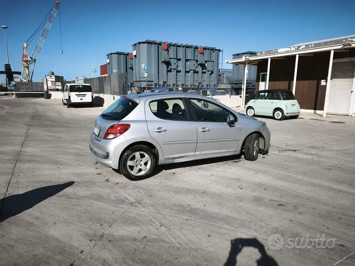 Peugeot 208 2010 photo 3