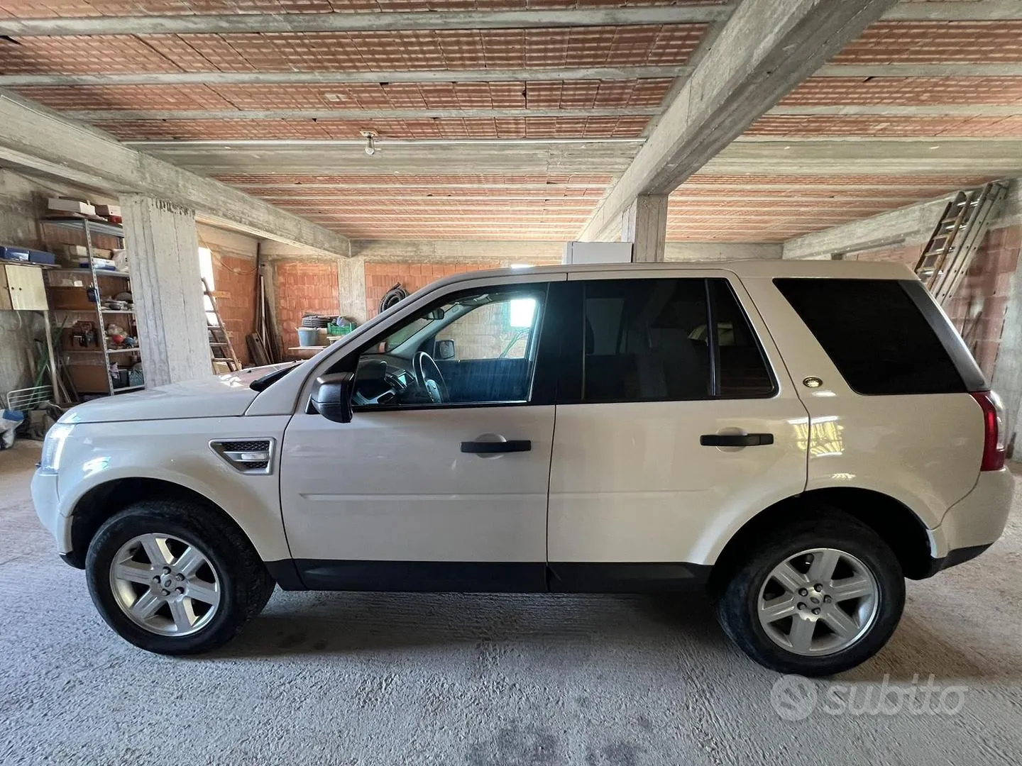 Land Rover Freelander 2010 photo 2
