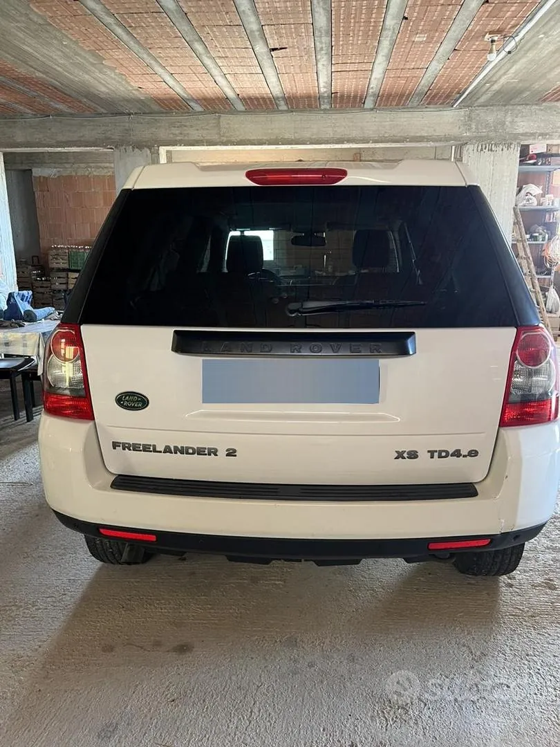 Land Rover Freelander 2010 photo 3
