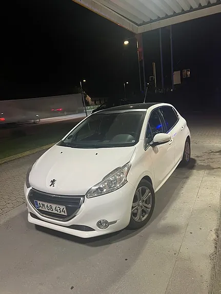 Peugeot 208 2014 photo 2