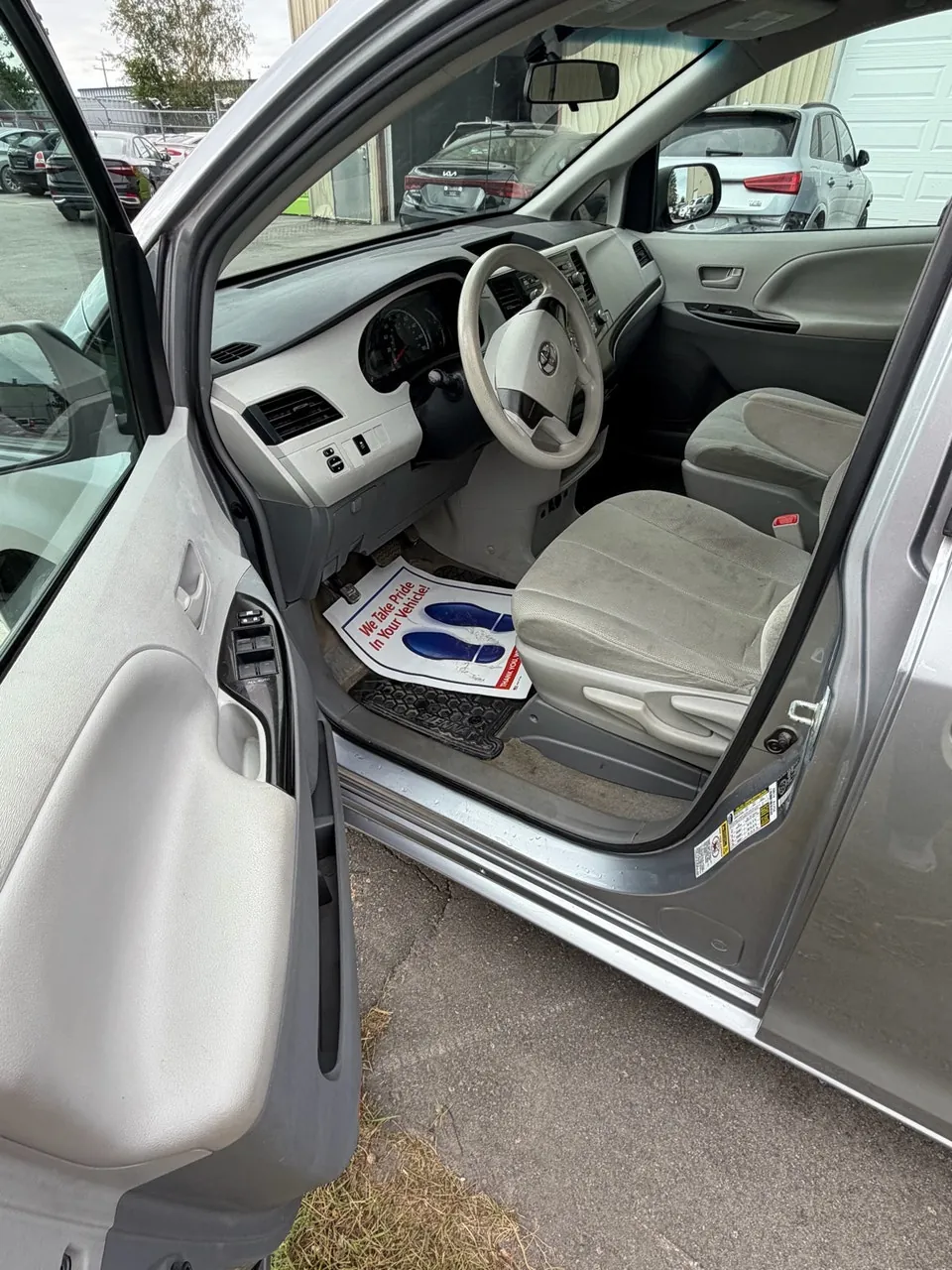 Toyota Sienna 2012 photo 3