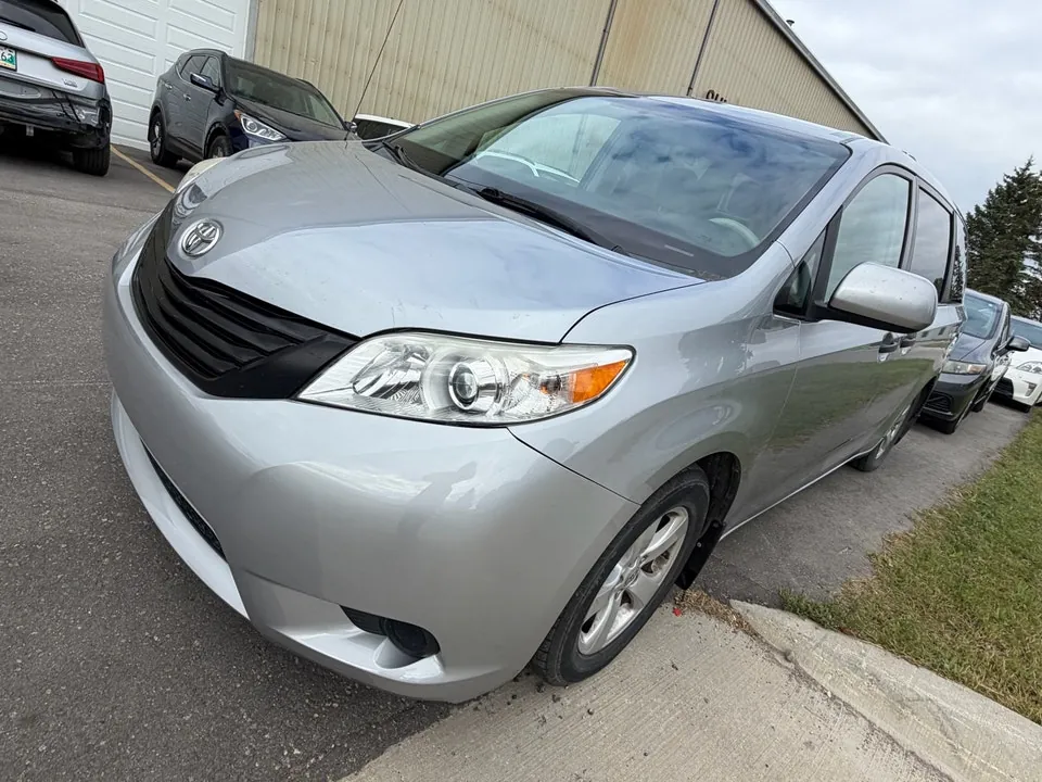 Toyota Sienna 2012 photo 2